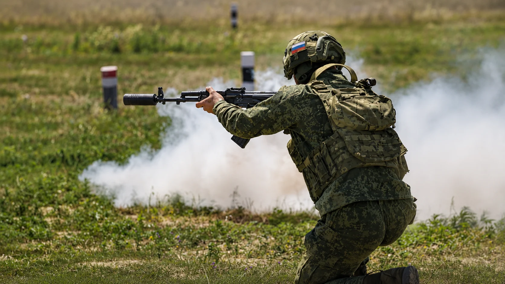 Штурмовик ведёт огонь из автомата на тактических занятиях