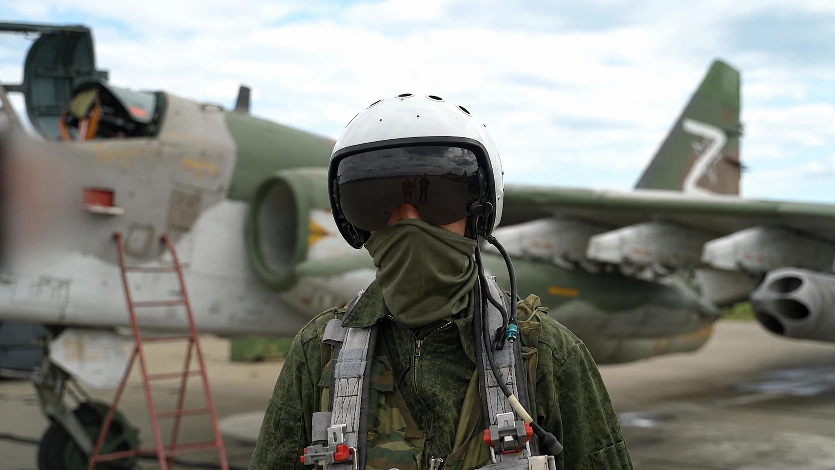 Военнослужащий в лётном шлеме и подвесной системе парашюта у штурмовика Су-25