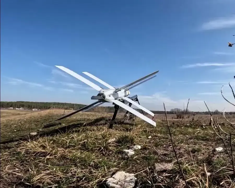Ударный беспилотник самолётной схемы на пусковой треноге в поле